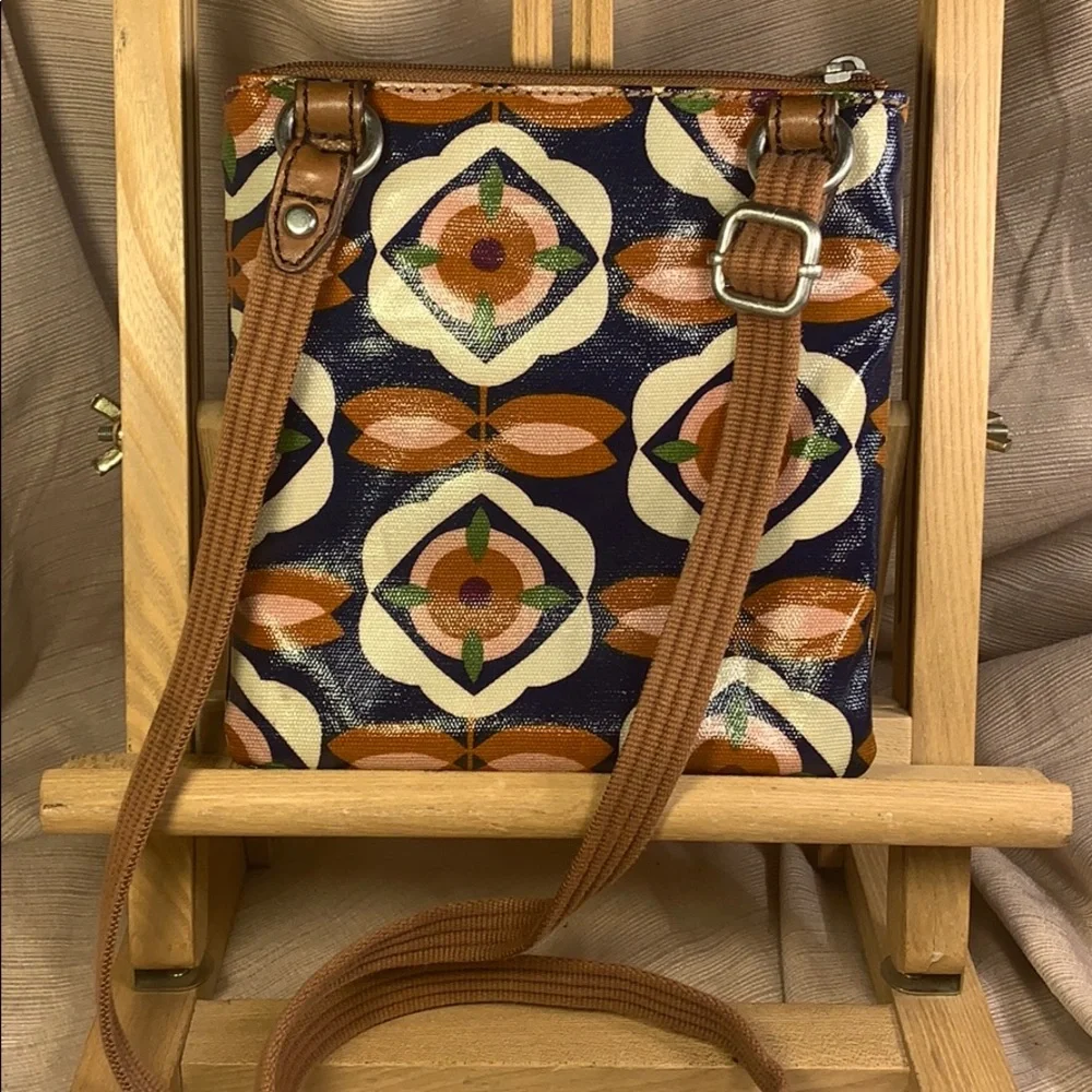 Fossil crossbody flower pattern/leather great bag!